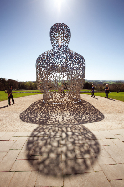 Jaume Plensa à Bordeaux : House of Knowledge, 2008 Acier inoxydable 800 x 500 x 530 cm Vue de l’exposition du Yorkshire Sculpture Park Jonty Wilde © Yorkshire Sculpture Park